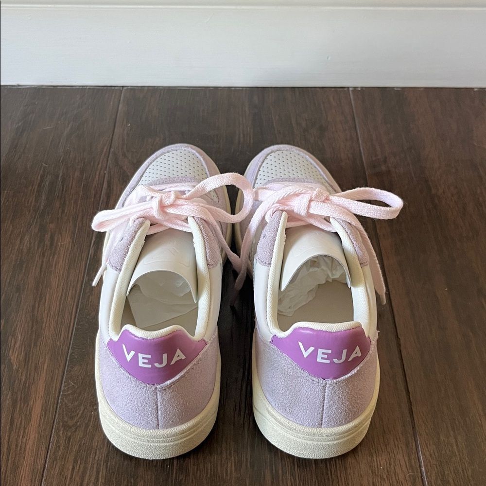NWT VEJA V-10 Leather Sneaker - Picture 6 of 9